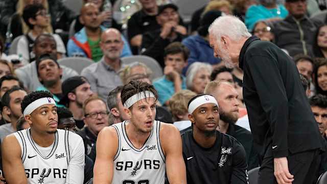 Nov 18, 2023; San Antonio, Texas, USA; San Antonio Gregg Popovich yells at Spurs center Zach Collins (23) during the second half against the Memphis Grizzlies at Frost Bank Center.